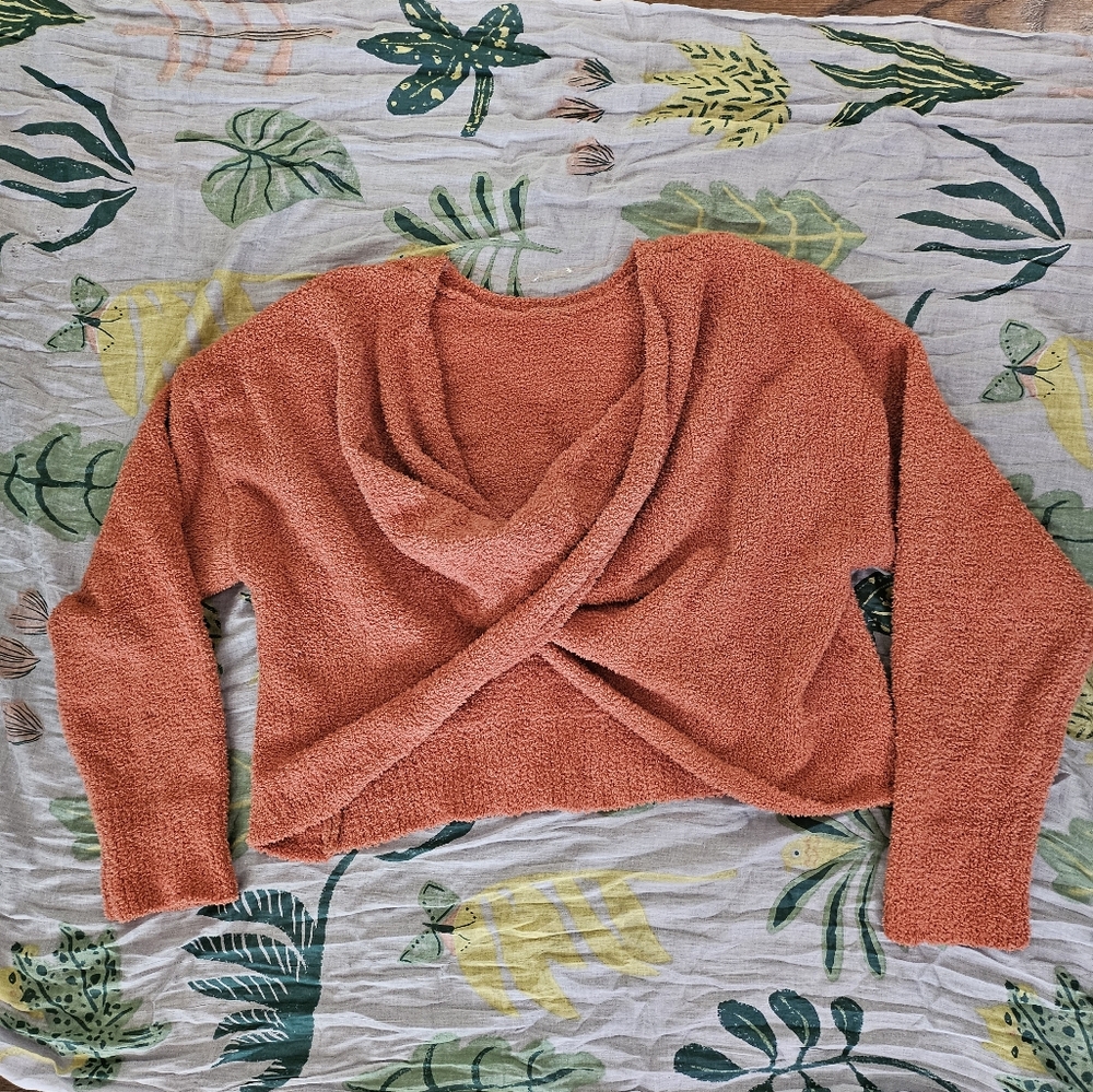 Almost Famous Cropped Pullover w/ Twist sz M